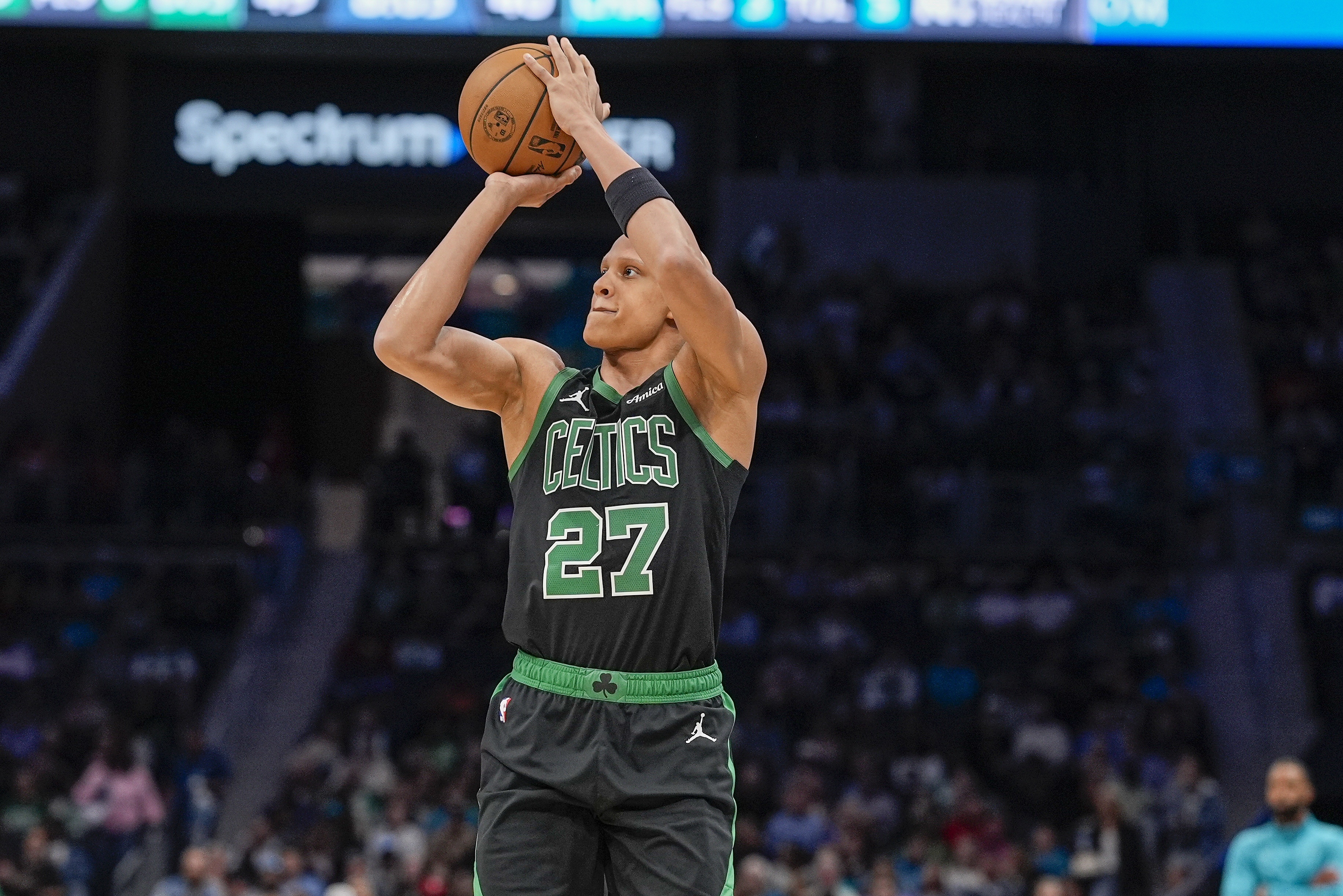 乐鱼-杰伦·布朗：我们季后赛时需要沃尔什 会督促他一直保持专注