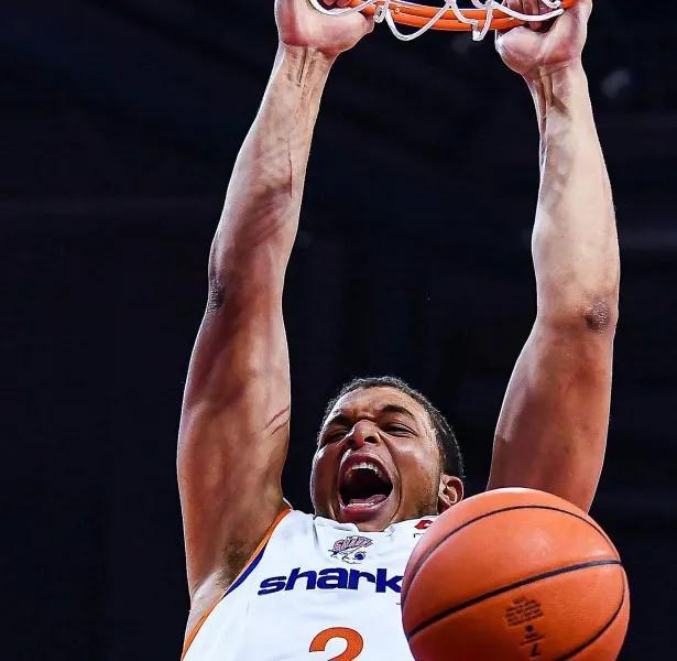 乐鱼官方入口-首节20分+全场36分！35岁弗格加盟即巅峰，上海捡到CBA最强“定海神针”